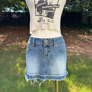 90s vintage Angels low rise denim mini skirt w/ frayed hem 🍒